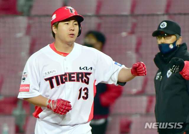 [광주=뉴시스]류형근 기자 = 15일 오후 광주 북구 광주-기아챔피언스필드에서 열린 2021프로야구 KIA 타이거즈 대 롯데 자이언츠의 경기, 8회말 2사 1, 3루에서 KIA 7번타자 이창진이 1타점 안타를 친 뒤 하이파이브 하고 있다. 2021.04.15. hgryu77@newsis.com