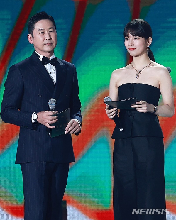 [서울=뉴시스] 제57회 백상예술대상 MC 신동엽 수지. (사진=백상예술대상 사무국 제공) 2021.04.16 photo@newsis.com