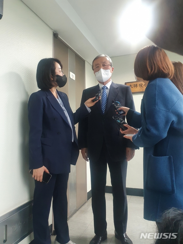 [서울=뉴시스]박미영 기자=김종인 전 국민의힘 비상대책위원장이 지난 4월16일 서울 광화문 개인 사무실 앞에서 인터뷰에 응하고 있다.