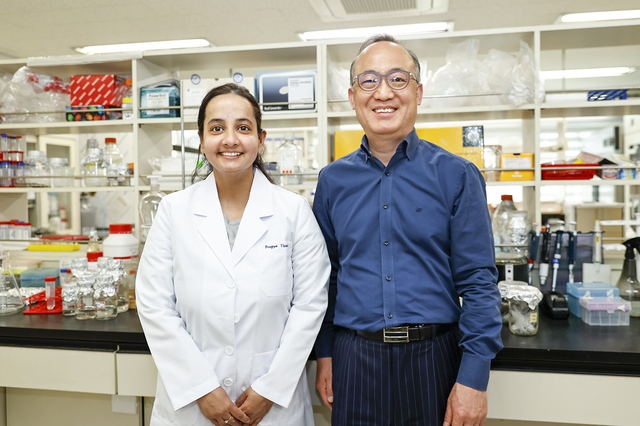 왼쪽부터 영남대학교 생명공학과 프라그야 티와리 교수, 배한홍 교수.&nbsp; *재판매 및 DB 금지