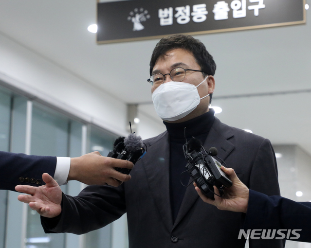 [전주=뉴시스] 김얼 기자 = 16일 전북 전주시 전주지방법원에서 특정경제범죄가중처벌법 위반과 업무상 횡령, 정당법 위반 등의 혐의로 재판을 받은 이상직 의원이 공판을 마치고 기자들의 질의에 답변하고 있다. 2021.04.16. pmkeul@newsis.com 