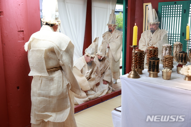 [영월=뉴시스]장경일 기자 = 오는 30일 개최될 제54회 단종문화제를 앞두고 16일 강원 영월군 영월읍 관풍헌에서 단종국장 재현 행사가 진행 중이다. (사진=영월군청 제공) 2021.04.16. photo@newsis.com *재판매 및 DB 금지