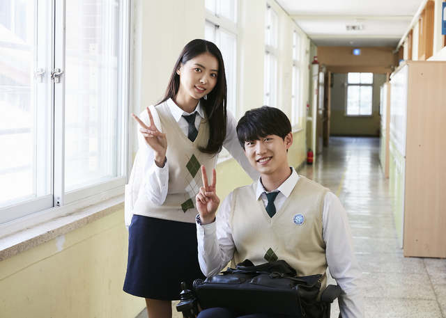 [세종=뉴시스]교육부, 삼성화재, 장애인먼저실천운동본부가 올해 장애인의 날 특별기획방송으로 기획한 KBS 1TV 드라마 '나의 너에게' 스틸샷. 오는 19일 오후 2시30분 전국의 중·고등학생과 교원들이 시청할 에정이다. (사진=교육부 제공) 2021.04.18. photo@newsis.com *재판매 및 DB 금지