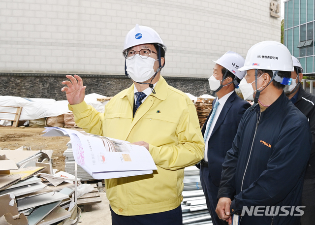 [수원=뉴시스]16일 염태영 경기 수원시장이 연화장 시설개선 공사 현장을 점검하고 있다.(수원시 제공)