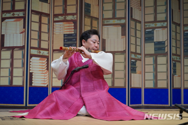 [서울=뉴시스]지난 7일 서울 종로구 서울돈화문국악당에서 진행 중인 시리즈 공연 '산조대전'에서 대금 연주를 하고 있는 원완철 국립국악원 민속악단 단원(사진=서울돈화문국악당 제공)2021.04.16 photo@newsis.com