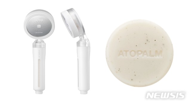 [서울=뉴시스]아토팜 '세이프 플러스 필터 샤워'와 '안심 설거지 바'