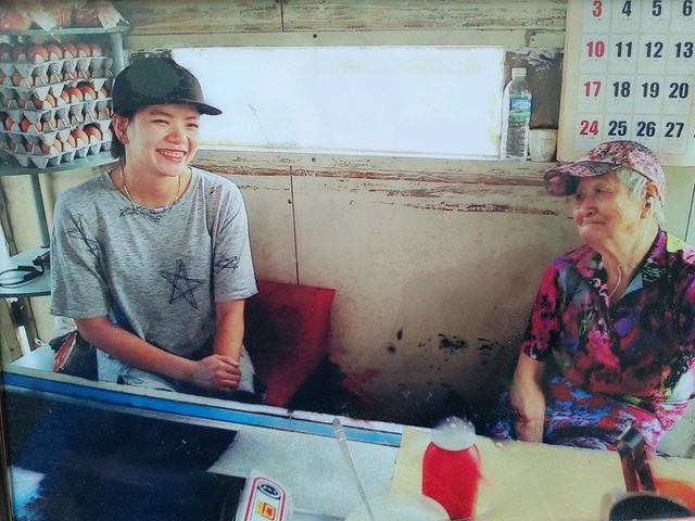 [서울=뉴시스] 신재현 기자=고 박이순 할머니가 생전 며느리 정수연씨와 토스트집에 함께 있는 모습. 2021.04.16. 정수연씨 제공 *재판매 및 DB 금지 *재판매 및 DB 금지