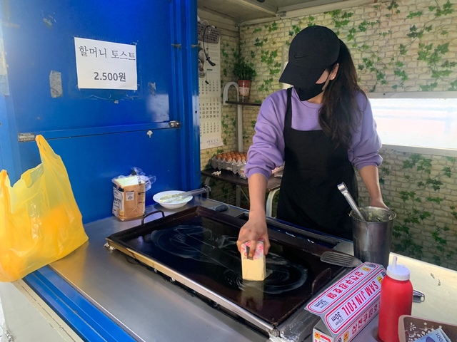 [서울=뉴시스] 신재현 기자=지난 15일 방문한 서울 도봉구 '할머니 토스트' 집에서 정수연씨가 토스트를 만들고 있다. 2021.04.16 *재판매 및 DB 금지 *재판매 및 DB 금지