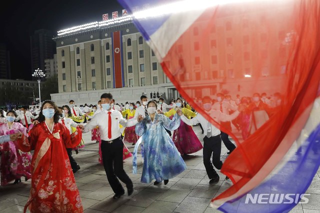 [평양=AP/뉴시스]김일성 전 주석의 생일인 태양절을 맞아 15일 평양의 김일성 광장에서 기념 야회와 불꽃놀이 행사가 열려 북한 청년들이 춤을 추고 있다. 2021.04.16.