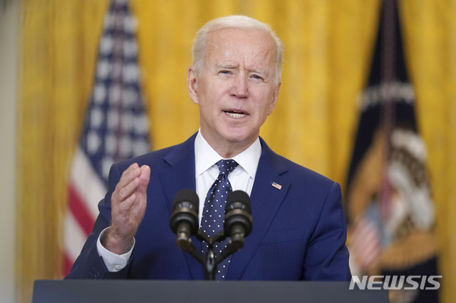 [워싱턴=AP/뉴시스]조 바이든 미국 대통령이 15일(현지시간) 백악관 이스트룸에서 러시아 관련 발언을 하고 있다. 2021.04.16.