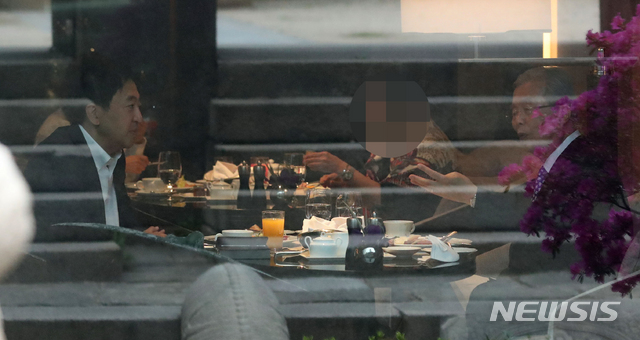 [서울=뉴시스]국회사진기자단 = 김종인 전 국민의힘 비상대책위원장과 금태섭 전 무소속 의원이 16일 오전 서울 소공동 웨스틴 조선호텔에서 회동하고 있다. 2021.04.16. photo@newsis.com