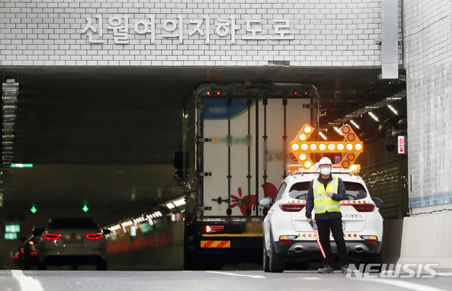 [서울=뉴시스]홍효식 기자 = 신월IC에서 여의도 구간을 연결하는 신월여의지하도로가 개통된 16일 서울 양천구 신월여의지하도로 진입구에서 대형화물차량이 진입하다 끼여있다.2021.04.16. yesphoto@newsis.com