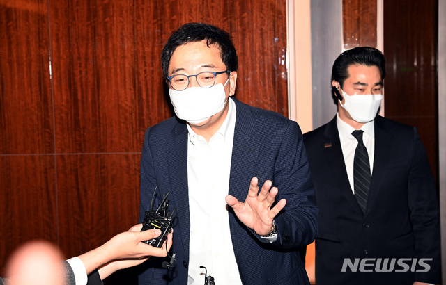 [서울=뉴시스]국회사진기자단 = 금태섭 전 의원이 16일 오전 서울 조선호텔에서 국민의힘 김종인 전 비상대책위원장과 조찬 모임을 갖고 호텔을 나서며 기자들의 질문을 받고 있다. 2021.04.16. photo@newsis.com