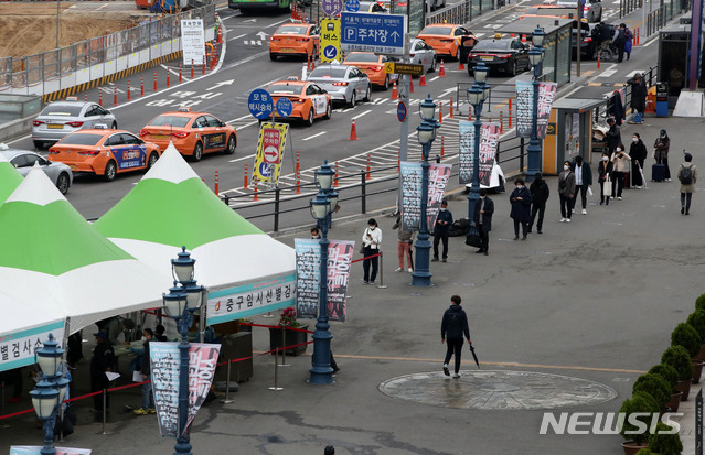 [서울=뉴시스]박주성 기자 = 코로나19 신규 확진자수가 이틀째 600명대를 기록한 16일 오전 서울 중구 서울역 광장에 마련된 임시 선별검사소에서 시민들이 검사를 받기 위해 줄을 서고 있다. 2021.04.16. park7691@newsis.com