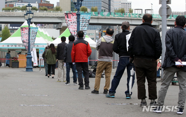 [서울=뉴시스]박주성 기자 = 코로나19 신규 확진자수가 이틀째 600명대를 기록한 16일 오전 서울 중구 서울역 광장에 마련된 임시 선별검사소에서 시민들이 검사를 받기 위해 줄을 서고 있다. 2021.04.16. park7691@newsis.com