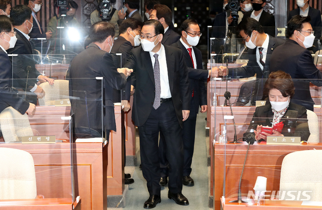 [서울=뉴시스]최동준 기자 = 주호영 국민의힘 대표 권한대행이 16일 오전 서울 여의도 국회에서 열린 의원총회에 참석하며 의원들과 인사를 나누고 있다. (공동취재사진) 2021.04.16. photo@newsis.com