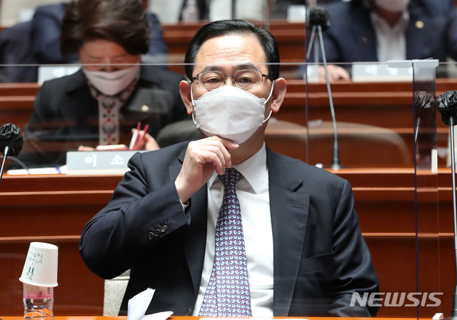 [서울=뉴시스]최동준 기자 = 주호영 국민의힘 대표 권한대행이 16일 오전 서울 여의도 국회에서 열린 의원총회에 참석해 마스크를 고쳐쓰고 있다. (공동취재사진) 2021.04.16. photo@newsis.com