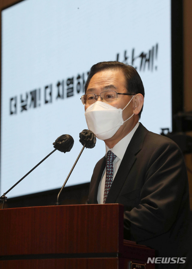 [서울=뉴시스]전진환 기자 = 주호영 국민의힘 대표 권한대행이 16일 오전 서울 여의도 국회에서 열린 의원총회에 참석해 발언을 하고 있다. (공동취재사진) 2021.04.16. photo@newsis.com