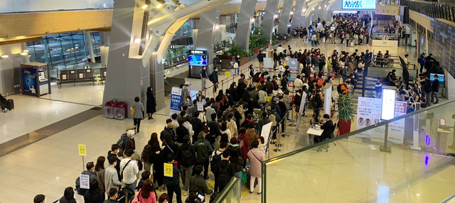 [서울=뉴시스]홍찬선 기자 = 지난 15일 오전 김포공항 국내선 출발장에 승객들이 국토교통부와 한국공항공사의 탑승객 신분확인 강화 조치에 따라 긴 줄을 서고 있다. 김포공항 항공사운영위원회는 국토부 등에 신분증 확인 강화조치에 따른 개선 공문을 16일 보냈다. (사진=AOC 제공) 2021.04.16.photo@newsis.com *재판매 및 DB 금지