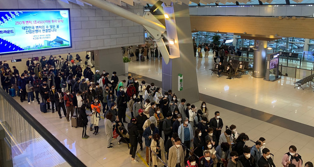 [서울=뉴시스]홍찬선 기자 = 지난 15일 오전 김포공항 국내선 출발장에 승객들이 국토교통부와 한국공항공사의 탑승객 신분확인 강화 조치에 따라 긴 줄을 서고 있다. 김포공항 항공사운영위원회는 국토부 등에 신분증 확인 강화조치에 따른 개선 공문을 16일 보냈다. (사진=AOC 제공) 2021.04.16.photo@newsis.com *재판매 및 DB 금지