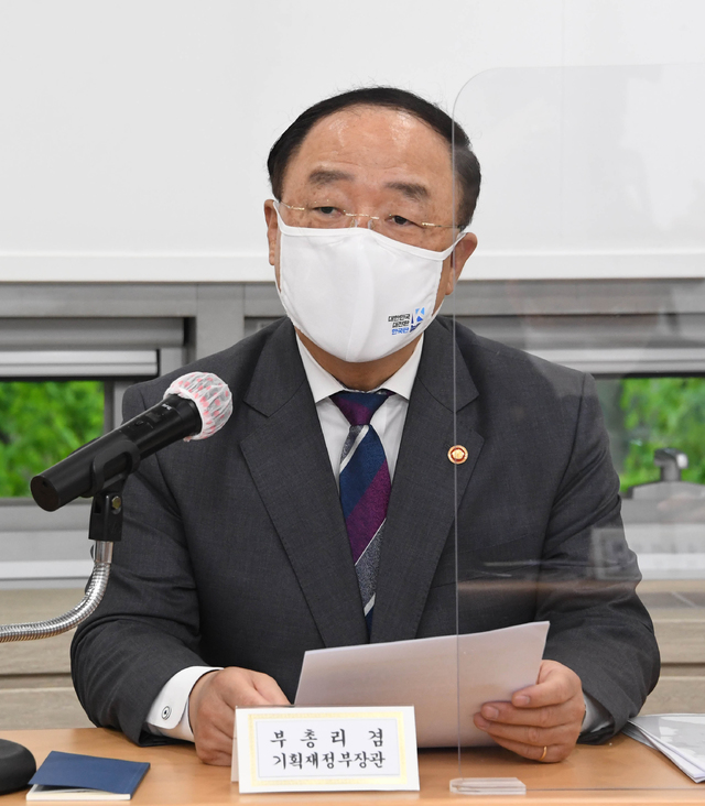 [서울=뉴시스]홍남기 부총리 겸 기획재정부 장관이 16일 서울 상암 자율주행시범지구 미래모빌리티센터에서 열린 '제8차 혁신성장 BIG3 추진회의'를 주재, 발언을 하고 있다. (사진=기획재정부 제공) 2021.04.16. photo@newsis.com