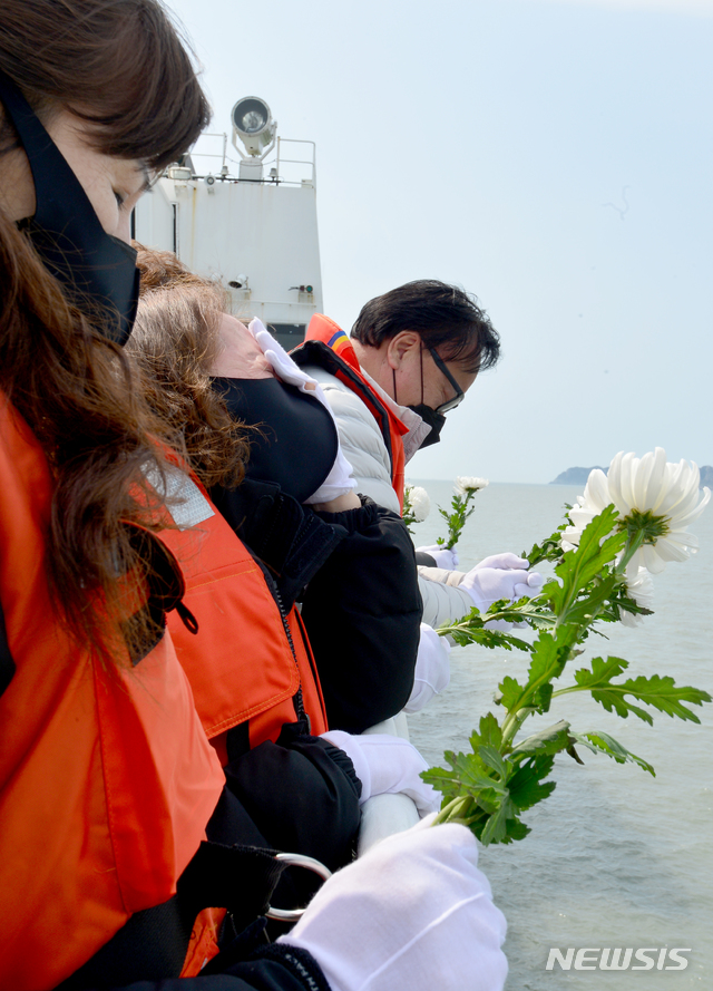 [진도=뉴시스]김혜인 기자 = 세월호 참사 7주기인 16일 오전 희생자 가족들이 전남 진도군 동거차도 인근 사고 해역을 찾아 헌화에 앞서 묵념하고 있다. 2021.04.16.hyein0342@newsis.com 