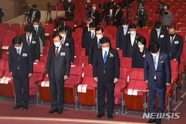 [서울=뉴시스]최동준 기자 = 더불어민주당 도종환 비상대책위원장, 윤호중, 박완주 원내대표 후보 등 참석자들이 16일 서울 여의도 국회에서 열린 의원총회에서 세월호 참사 7주기 추모 묵념을 하고 있다. (공동취재사진) 2021.04.16. photo@newsis.com