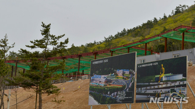 [진도=뉴시스]변재훈 기자 = 세월호 참사 7주기를 맞은 16일 오전 전남 진도군 임회면 서망 해변 인근 야산에 국민해양안전관, 4·16추모관 시설 공사가 진행되고 있다. 2021.04.16. wisdom21@newsis.com