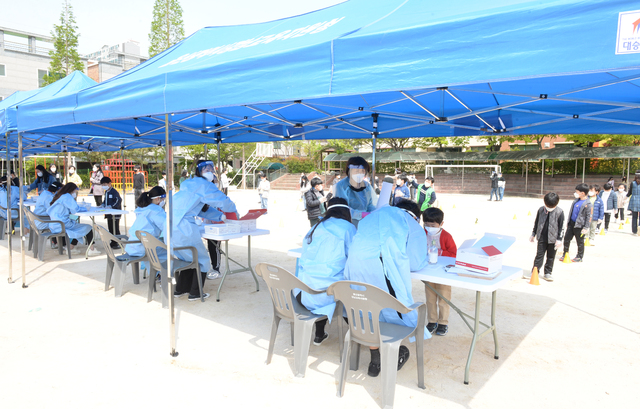 [울산=뉴시스] 배병수 기자 =울산 남구 한 초등학교 학생이 코로나19 확진판정을 받은 16일 오전 해당 초등학교 임시 선별검사소에서 학생들이 코로나19 검사를 받기 위해 대기하고 있다. 2021.04.16. bbs@newsis.com