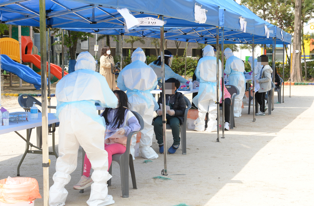 [울산=뉴시스] 배병수 기자 =울산 남구 한 초등학교 학생이 코로나19 확진판정을 받은 지난 16일 오전 해당 초등학교 임시 선별검사소에서 학생들이 코로나19 검사를 받고 있다. 2021.04.16. bbs@newsis.com