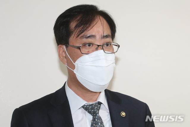 [서울=뉴시스]김명원 기자 = 박준영 해양수산부 장관 내정자가 16일 서울 종로구 정부서울청사에서 소감을 밝히고 있다. 2021.04.16. kmx1105@newsis.com