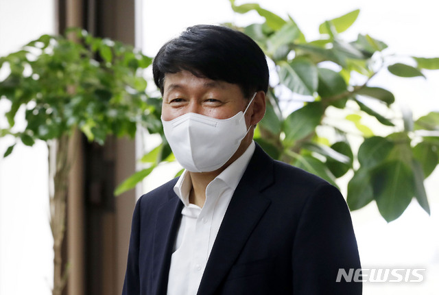 [서울=뉴시스]홍효식 기자 = 신임 고용노동부 장관 후보자로 지명된 안경덕 경제사회노동위원회(경사노위) 상임위원이 16일 오후 서울 종로구 경사노위 상임위원장실에서 밝은 표정을 짓고 있다. 2021.04.16. yesphoto@newsis.com