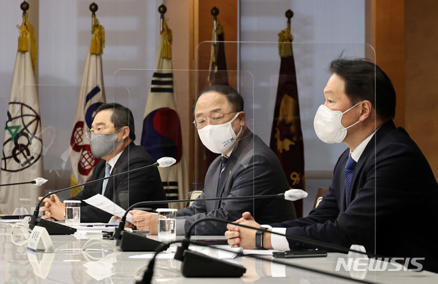 [서울=뉴시스]김형수 기자 = 16일 오후 서울 중구 대한상공회의소에서 열린 부총리와 경제단체장 간담회에서 홍남기 경제부총리 겸 기획재정부 장관(가운데)이 발언하고 있다. (공동취재사진) 2021.04.16. photo@newsis.com