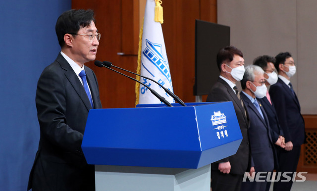 [서울=뉴시스]추상철 기자 = 강민석 청와대 대변인이 16일 오후 청와대 춘추관 대브리핑룸에서 청와대 정무수석을 비롯한 참모진 인사발표와 관련 브리핑을 하고 있다. 2021.04.16. scchoo@newsis.com