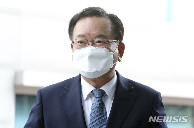 [서울=뉴시스]최진석 기자 = 김부겸 국무총리 후보가 16일 오후 청문회 임시 사무실이 차려질 서울 종로구 금융연수원에 도착해 이동하고 있다. 2021.04.16. myjs@newsis.com