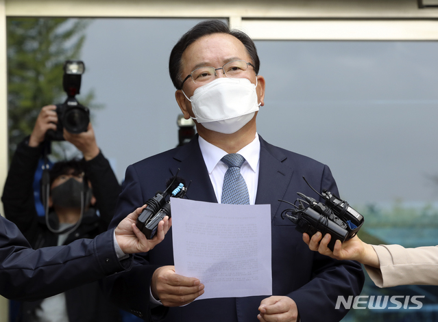 [서울=뉴시스]최진석 기자 = 김부겸 국무총리 후보가 16일 오후 청문회 임시 사무실이 차려질 서울 종로구 금융연수원에서 국무총리 후보 지명에 관련한 발언을 하고 있다. 2021.04.16. myjs@newsis.com