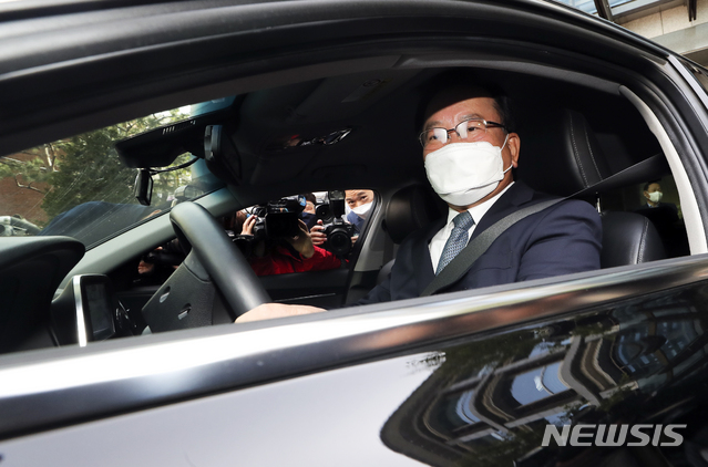 [서울=뉴시스]최진석 기자 = 김부겸 국무총리 후보가 16일 오후 청문회 임시 사무실이 차려질 서울 종로구 금융연수원에서 국무총리 후보 지명에 관련한 발언 뒤 차량을 몰고 이동하고 있다. 2021.04.16. myjs@newsis.com