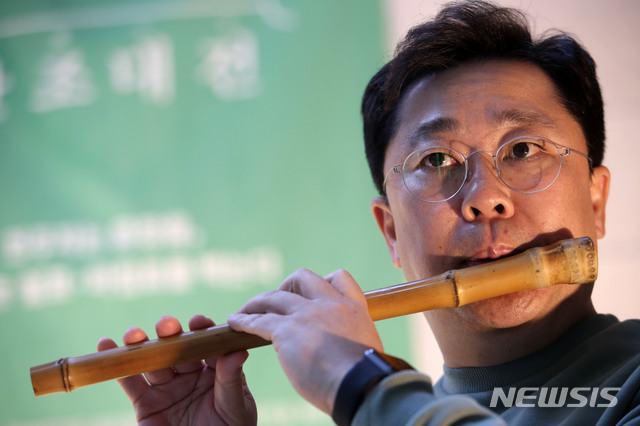 [서울=뉴시스]박주성 기자 = 원완철 국립국악원 민속악단 단원(47)이 15일 오후 서울 종로구 서울돈화문국악당에서 뉴시스와의 인터뷰에 앞서 포즈를 취하고 있다. 그는 서울돈화문국악당이 진행 중인 '산조대전'에 22일 연주자로 나선다. 2021.04.16. park7691@newsis.com