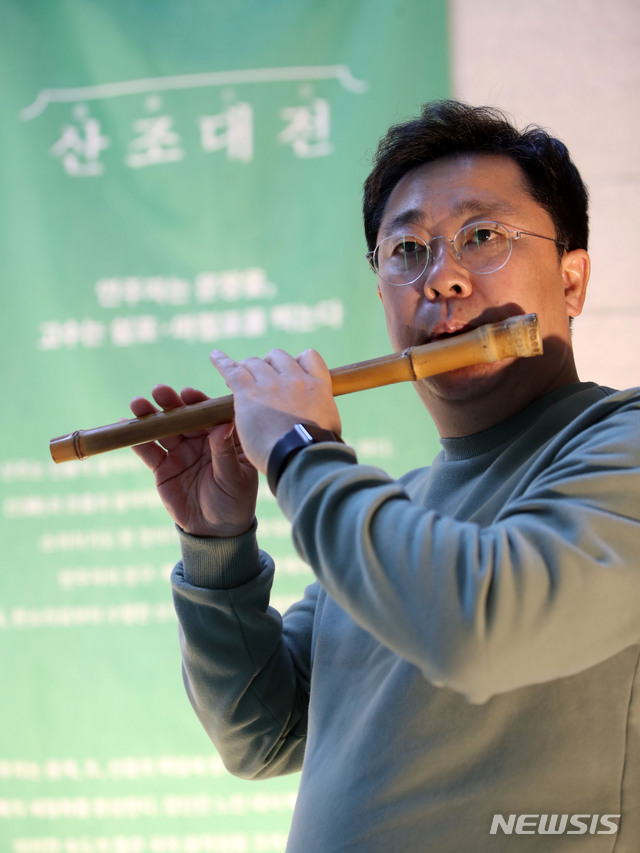 [서울=뉴시스]박주성 기자 = 원완철 국립국악원 민속악단 단원(47)이 15일 오후 서울 종로구 서울돈화문국악당에서 뉴시스와의 인터뷰에 앞서 포즈를 취하고 있다. 그는 서울돈화문국악당이 진행 중인 '산조대전'에 22일 연주자로 나선다. 2021.04.16. park7691@newsis.com