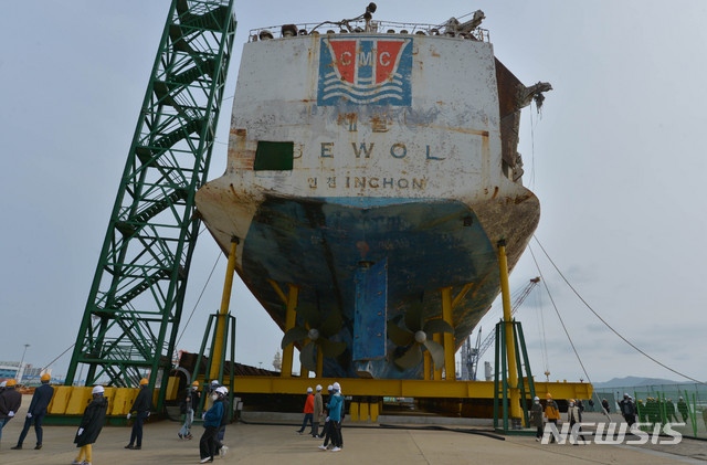 [목포=뉴시스]변재훈 기자 = 세월호 7주기인 16일 오후 전남 목포시 달동 목포신항만에 거치된 선체를 희생자 유족들이 둘러보고 있다. 2021.04.16. wisdom21@newsis.com
