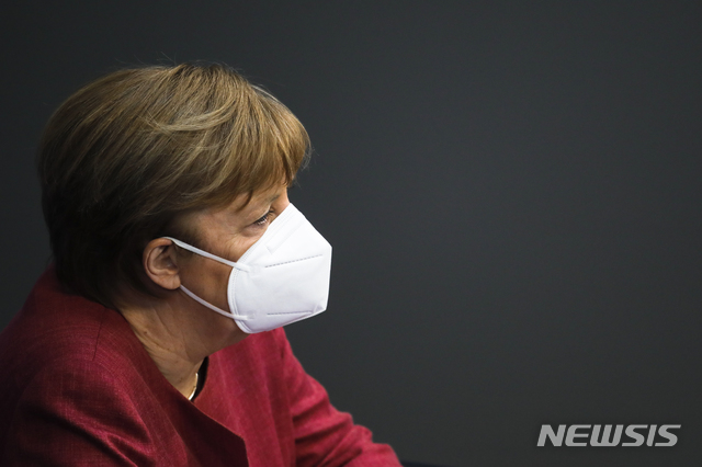 [베를린=AP/뉴시스]지난 16일(현지시간) 독일 베를린 의회에서 열린 코로나19 퇴치법안 관련 하원 회의에 참석한 앙겔라 메르켈 총리. 2021.04.24.