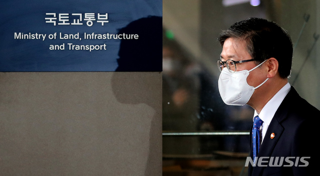 [세종=뉴시스]강종민 기자 = 변창흠 국토교통부 장관이 16일 오후 정부세종청사에서 열린 이임식을 마친 뒤 직원들의 배웅을 받으며 청사를 떠나고 있다. 2021.04.16. ppkjm@newsis.com