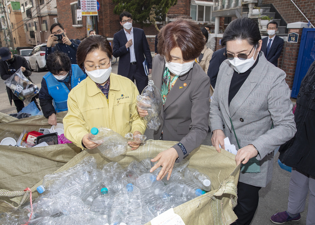 [서울=뉴시스]최진석 기자 = 한정애 환경부 장관이 지난 4월16일 오후 서울 은평구의 단독주택 지역 재활용품 수거 현장을 방문해,올해 전국적으로 8000명의 '분리배출 도우미'가 배치될 현장을 사전 점검하고 있다. 2021.04.16. (사진=환경부 제공). photo@newsis.com *재판매 및 DB 금지