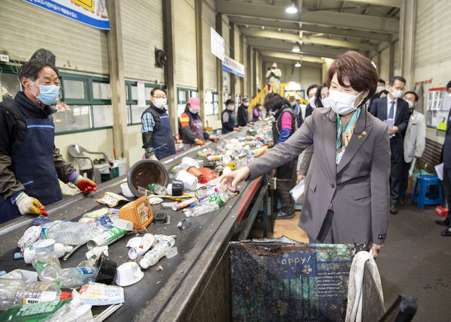 [서울=뉴시스]최진석 기자 = 한정애 환경부 장관이 지난달 16일 오후 ‘김포시 재활용수집소’(공공선별장)를 방문하여, 올해 전국적으로 400명의 ’선별장 도우미‘가 배치될 현장을 사전 점검하고 있다. 2021.04.16. (사진=환경부 제공) photo@newsis.com *재판매 및 DB 금지