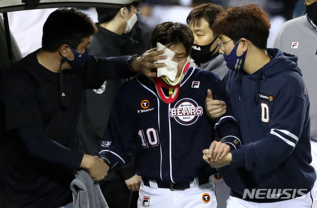 [서울=뉴시스]이영환 기자 = 16일 오후 서울 송파구 잠실야구장에서 열린 2021 신한은행 SOL KBO리그 LG 트윈스와 두산 베어스의 경기, 8회초 1사 주자없는 상황에서 타석에 들어선 두산 박세혁이 LG 김대유가 던진 공에 맞아 응급치료를 받은 후 구급차로 향하고 있다. 2021.04.16. 20hwan@newsis.com