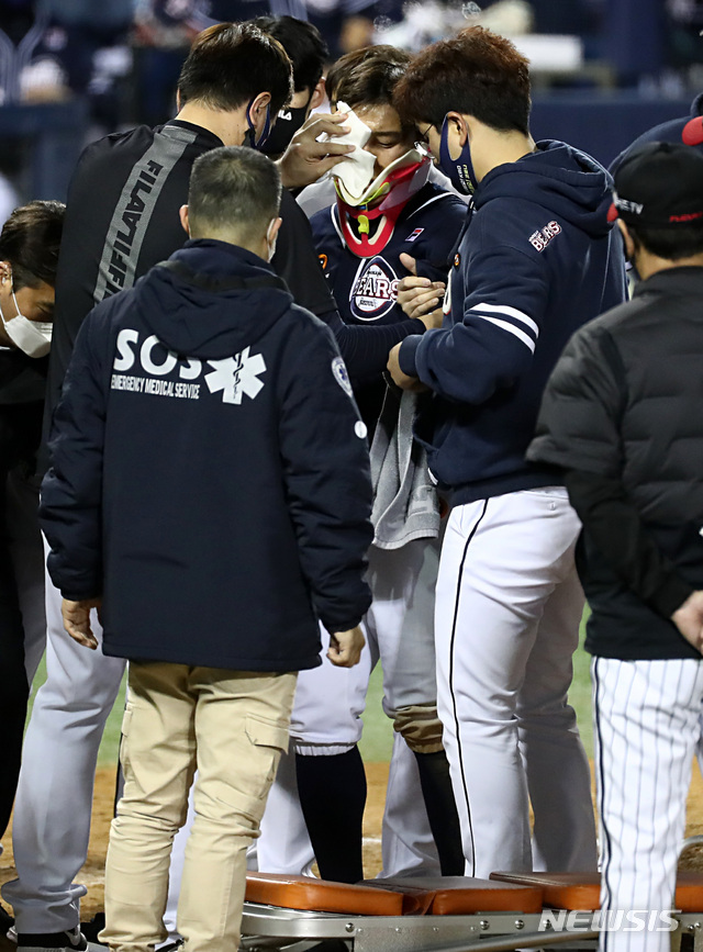 [서울=뉴시스]이영환 기자 = 16일 오후 서울 송파구 잠실야구장에서 열린 2021 신한은행 SOL KBO리그 LG 트윈스와 두산 베어스의 경기, 8회초 1사 주자없는 상황에서 타석에 들어선 두산 박세혁이 LG 김대유가 던진 공에 맞아 응급치료를 받고 있다. 2021.04.16. 20hwan@newsis.com