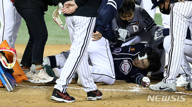 [서울=뉴시스]이영환 기자 = 16일 오후 서울 송파구 잠실야구장에서 열린 2021 신한은행 SOL KBO리그 LG 트윈스와 두산 베어스의 경기, 8회초 1사 주자없는 상황에서 타석에 들어선 두산 박세혁이 LG 김대유가 던진 공에 맞아 고통을 호소하고 있다. 2021.04.16. 20hwan@newsis.com