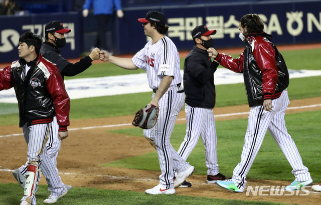 [서울=뉴시스]이영환 기자 = 16일 오후 서울 송파구 잠실야구장에서 열린 2021 신한은행 SOL KBO리그 LG 트윈스와 두산 베어스의 경기, 1대0으로 승리한 LG 선발 켈리와 1루수 라모스가 기뻐하고 있다. 2021.04.16. 20hwan@newsis.com
