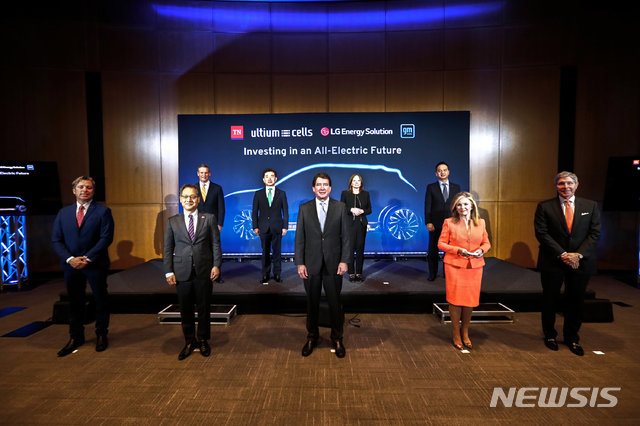 [서울=뉴시스] 정윤아기자= LG에너지솔루션 17일(현지시간 16일) 미국 GM과의 테네시주 전기차 배터리 제2합작 공장 설립을 공식 발표했다. 윗줄 왼쪽부터 테네시주 빌 리(Bill Lee) 주지사, LG에너지솔루션 김종현 사장, GM 메리 바라(MaryBarra) 회장, LG에너지솔루션 은기 상무(얼티엄셀즈 법인장), 아랫줄 왼쪽부터 테네시주 모리 카운티 앤디 오글스(Andy Ogles) 시장, 애틀랜타주 김영준 총영사, 테네시주 빌 해거티(Bill Hagerty) 연방 상원의원, 테네시주 마샤 블랙번(Marsha Blackburn) 연방 상원의원, 테네시주 밥 롤프(Bob Rolfe) 상공부장관(사진제공=LG에너지솔루션)