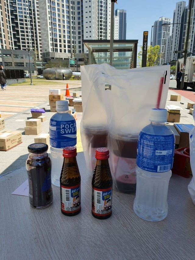 [서울=뉴시스] 지난 16일 고덕동 아파트 주민들이 택배노조 농성장에 가져다 준 음료들. (사진=택배노조 제공) 2021.04.17. photo@newsis.com *재판매 및 DB 금지